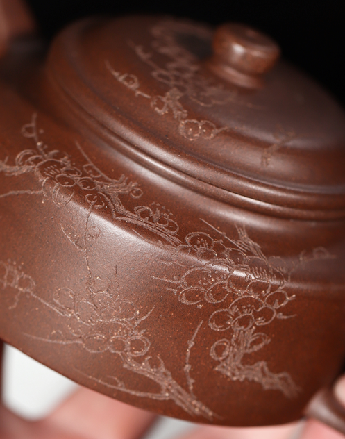 这把德钟,改得柔了一点,刻上梅花,男女都适合.适合泡各种发酵茶.