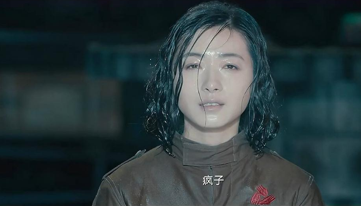 39岁万茜片场开工,穿抹胸裙性感美艳,一人分饰七种人格