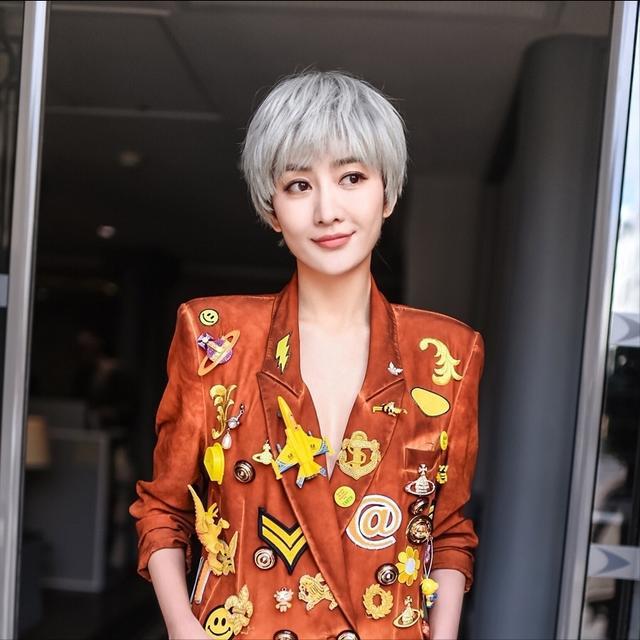 王鸥一头长发娇媚感人!