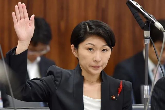 小渊优子他们分别受父辈——前首相小渊惠三和福田康夫的影响,对中国