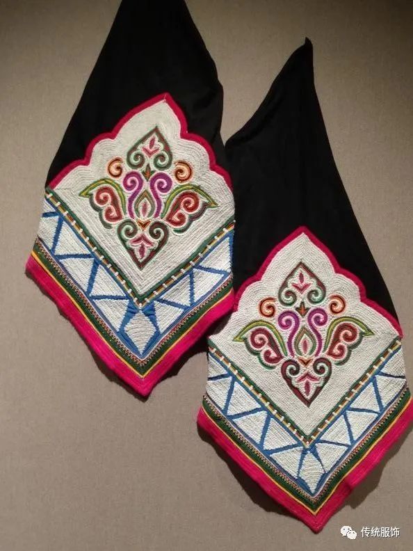 雕琢梯田的彝家女|南部方言彝族服饰