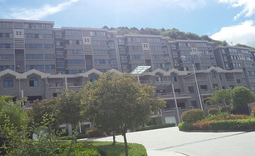 11月16日晚,柞水县阳光花园小区业主向华商报-二三里资讯反映称,正式