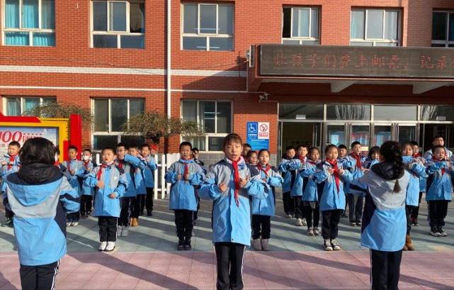 张家口市桥东区回民小学升旗仪式燃激情养成教育护成长