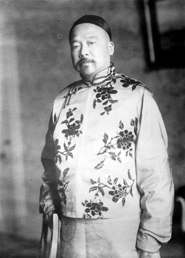 满洲正黄旗人,清圣祖康熙皇帝六世孙,愉恪郡王爱新觉罗·胤禑五世孙