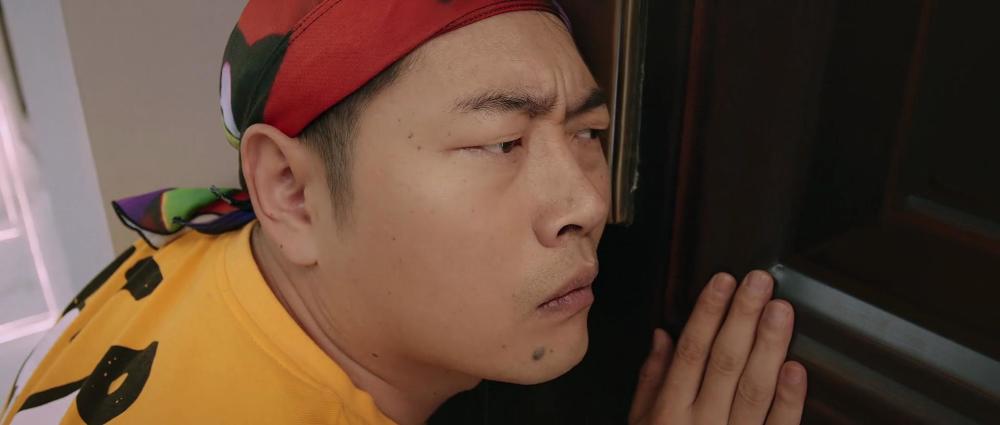 遵纪守法,幽默搞笑的黑老大龙哥(车志刚饰)寡言不语,但稳坐钓鱼台的