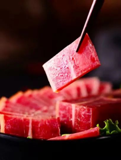 【威宁火腿】可爱好动的乌金猪们有时候也会跑去吃荞麦解馋,威宁荞麦