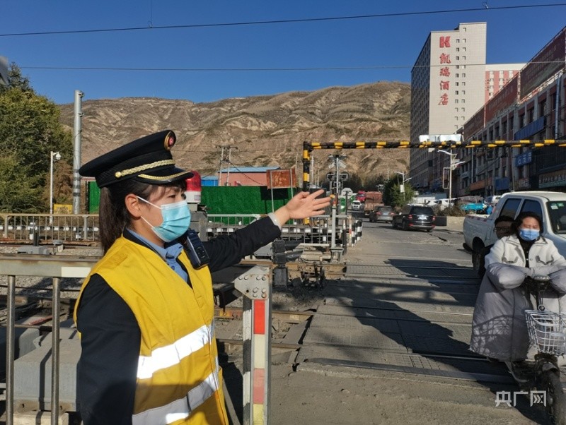 高原铁路道口上的女神和女汉子