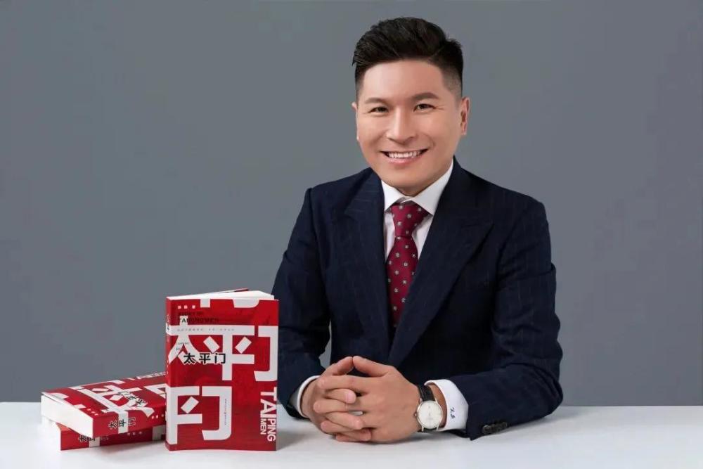 徐鹏,笔名易水寒,山东人.青年作家,政协委员,文化学者,职业赛车手.