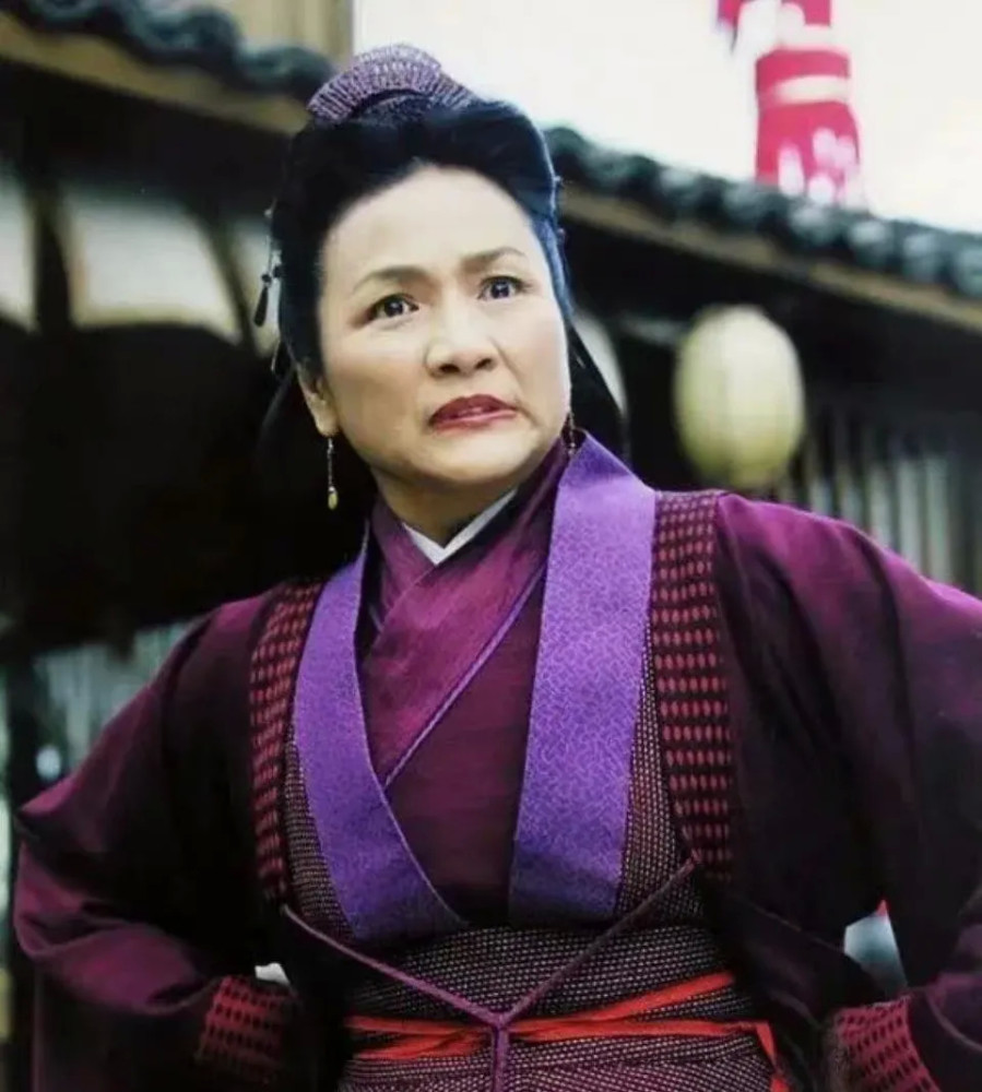 《花木兰》中,郑佩佩饰演李亮母亲这个角色,剧中郑佩佩的表演可圈可点