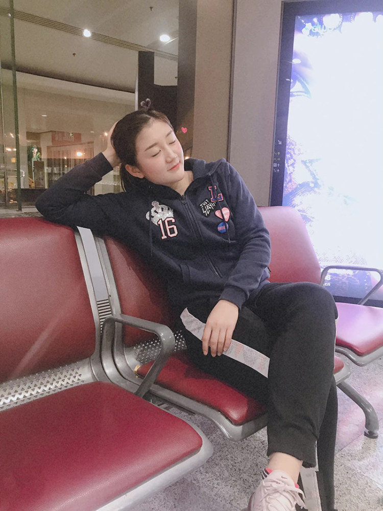 奥运冠军陈梦真会打扮穿白衬衫配7200鞋打扮奢侈坐草坪小腿肌肉不像