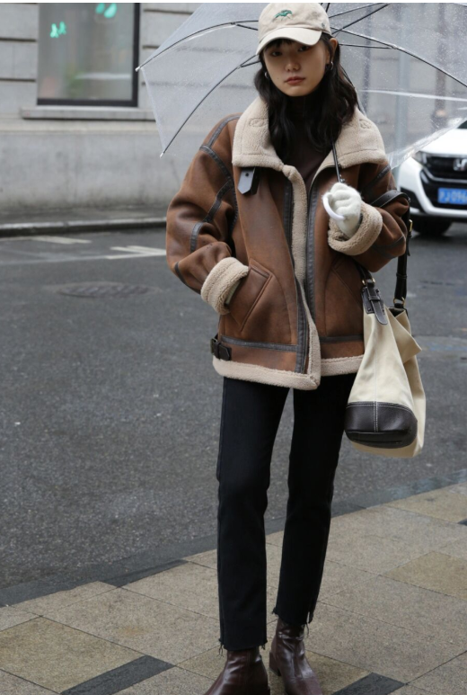 2021年冬天流行"皮毛一体"外套,搭配这6款下装,时髦又高级