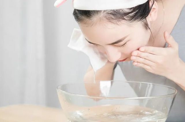 护肤小课堂正确洗脸