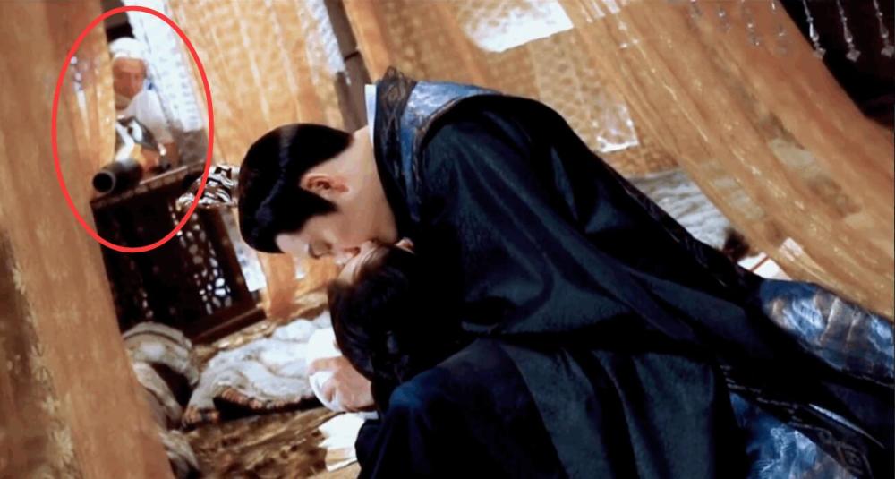 《斛珠夫人》喂药吻花絮,杨幂陈伟霆不用替身好敬业,床上白衣摄影师