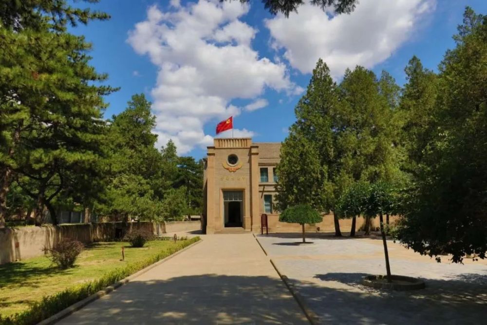 延安杨家岭革命旧址管理处讲解员 高杨这就是当年召开七大的地方,七大