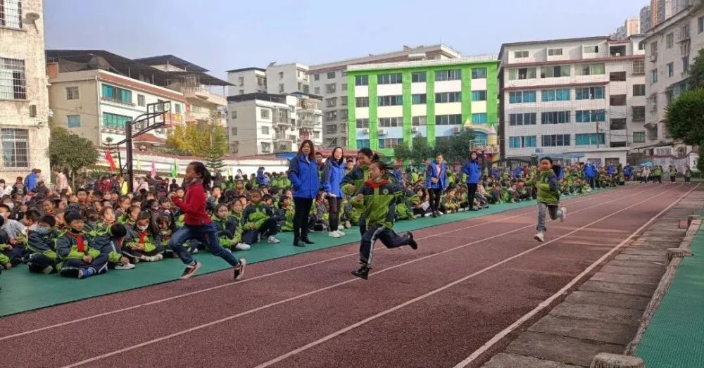 围观桐梓这所学校的学生们比起来啦