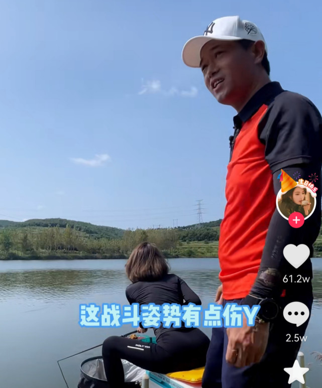 钓王邓刚有多成功？网友：“蹲坑”的时候也不忘看他钓鱼_腾讯新闻