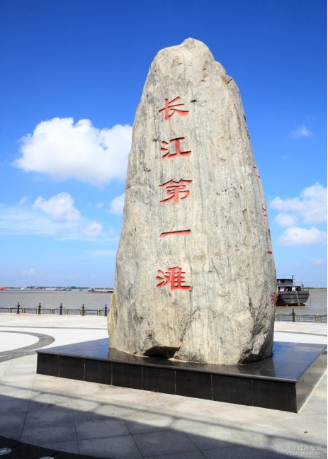 连接崇明岛和申城大陆的长江大桥,如今就似这条"玉带",横跨江口,气贯