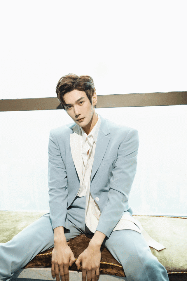 彦希蓝白撞色西服风度翩翩 尽显少年风度