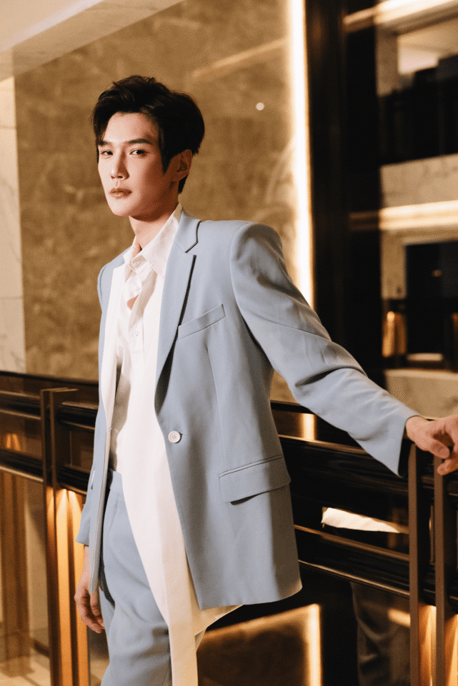 彦希蓝白撞色西服风度翩翩 尽显少年风度