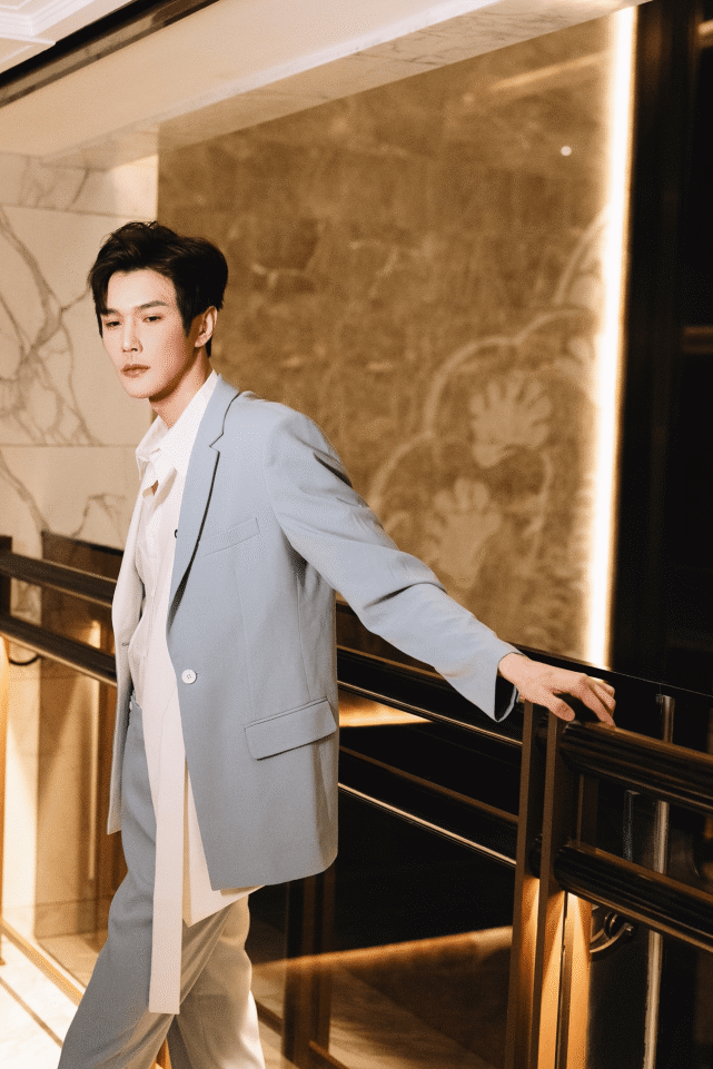 彦希蓝白撞色西服风度翩翩 尽显少年风度