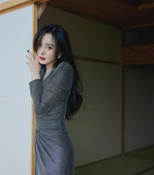 杨幂穿裹身裙身材曼妙多姿一头大波浪配红唇超显御姐气质