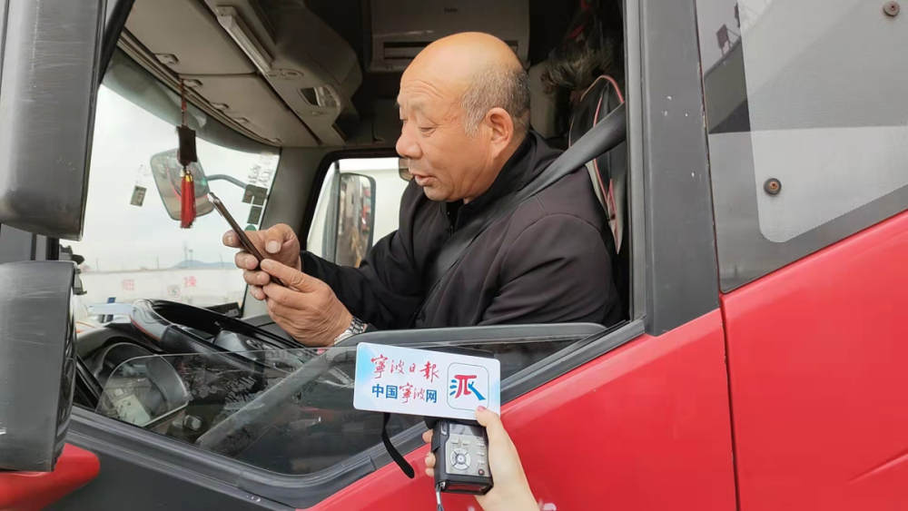 货车司机接受记者采访.