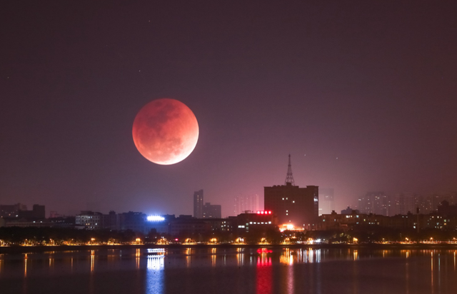 血月就像一个硬币就有两面一样,有人喜欢血色的月亮,但是有人却对于