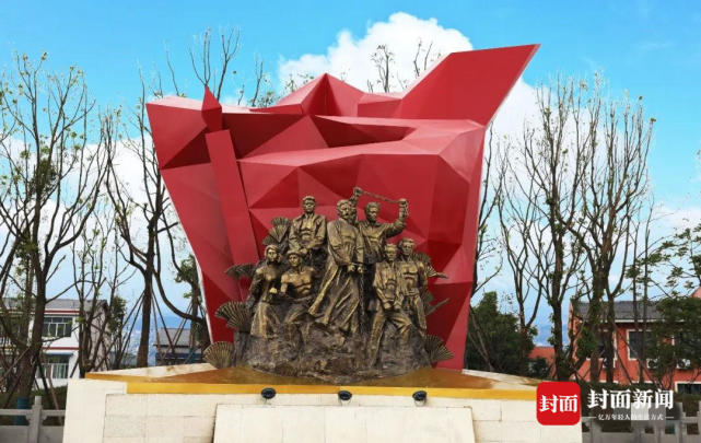 白墙灰瓦,典型的川东民居,这栋处于武胜·红色文化园之中的建筑,就是