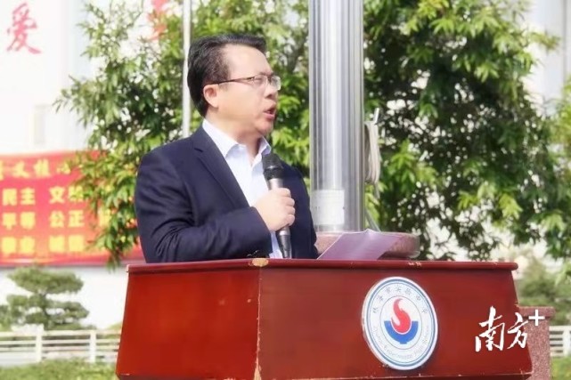 陈勇从斗门一中调任珠海市实验中学党委书记,校长.