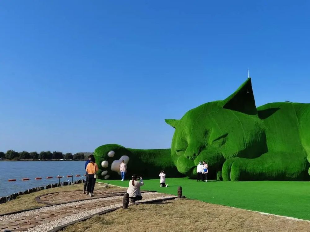 顺道还可以去老子山泡泡纯天然的温泉,泛舟白马湖,在湖上的肥猫岛