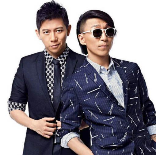 胡海泉晒与陈羽凡合影,两人出道23年纪念日,羽泉组合只剩一人