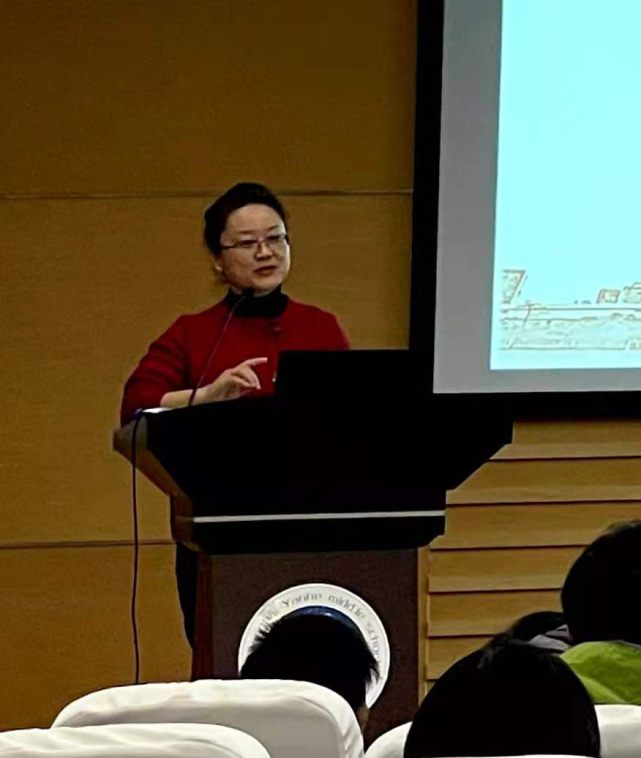 2021年11月17日,延河中学初三年级全体同学在大礼堂参加期中表彰会.