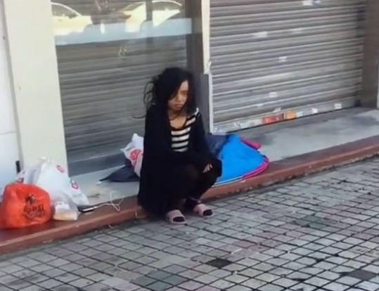流浪女坐东莞街边,痴情等待离开男友,好心人带她回家被无情拒绝