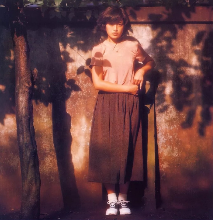 迷倒一代人的山口百惠,穿裙子的样子很清纯,现代看也很美_腾讯新闻