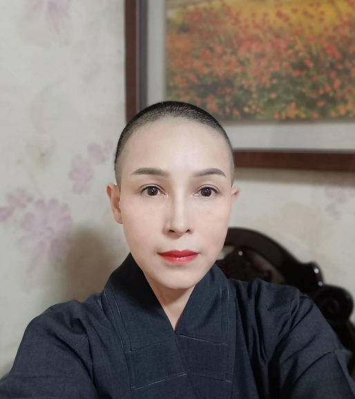 50岁女星唐德惠晒照宣布出家为尼老父亲陪她剃度一脸无奈
