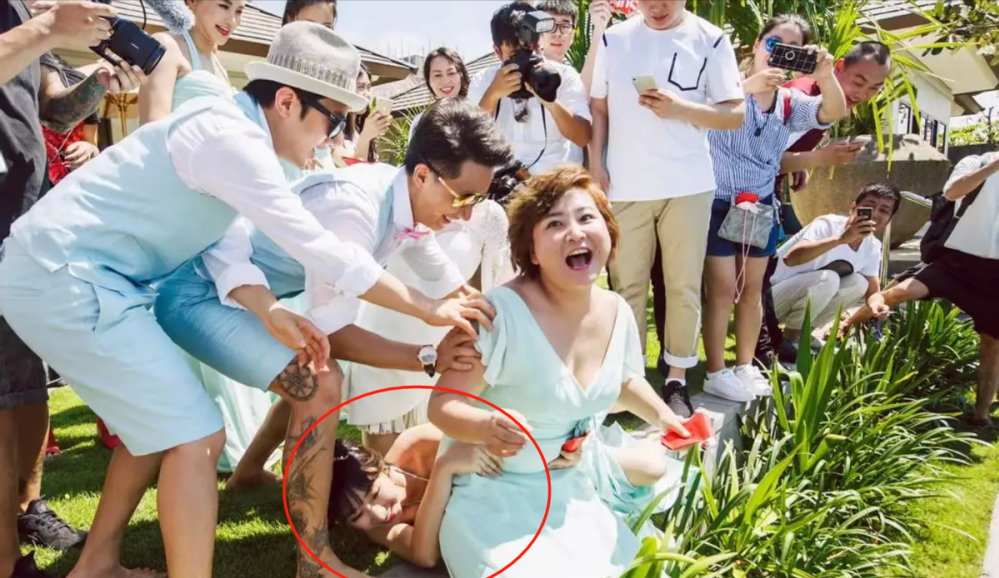 如果不是贾玲机智解围,柳岩肯定会被扔进水里.