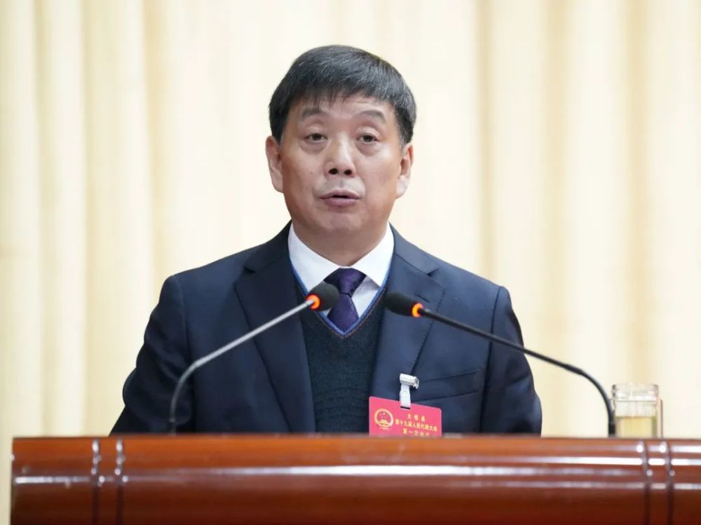 县人大常委会党组书记程文正向大会作县人大常委会工作报告.