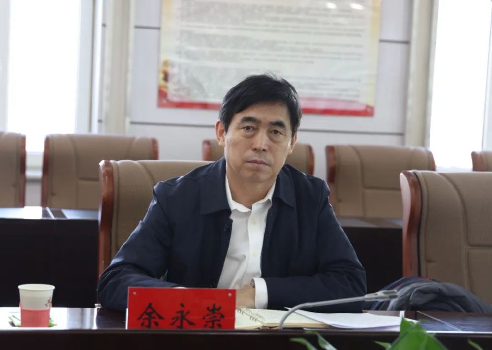 座谈会上,旗人民政府副旗长周立明作了伊金霍洛旗推进公园城市建设