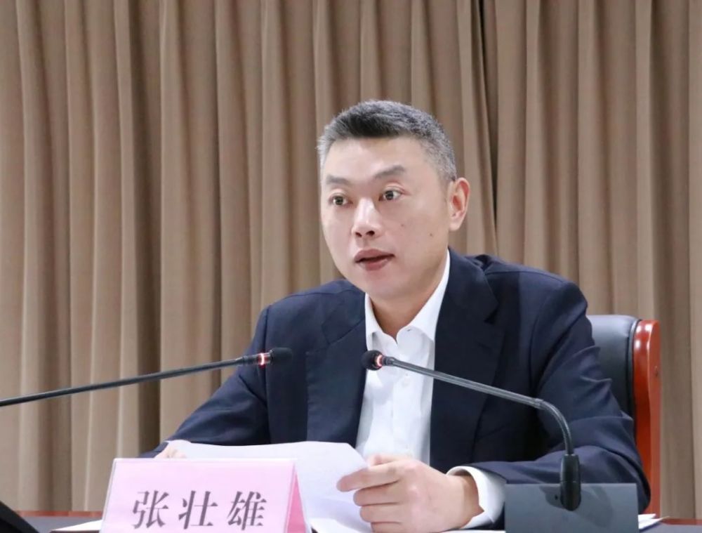 县委书记张壮雄主持会议并讲话,县委副书记,县长胡刚传达全会精神.