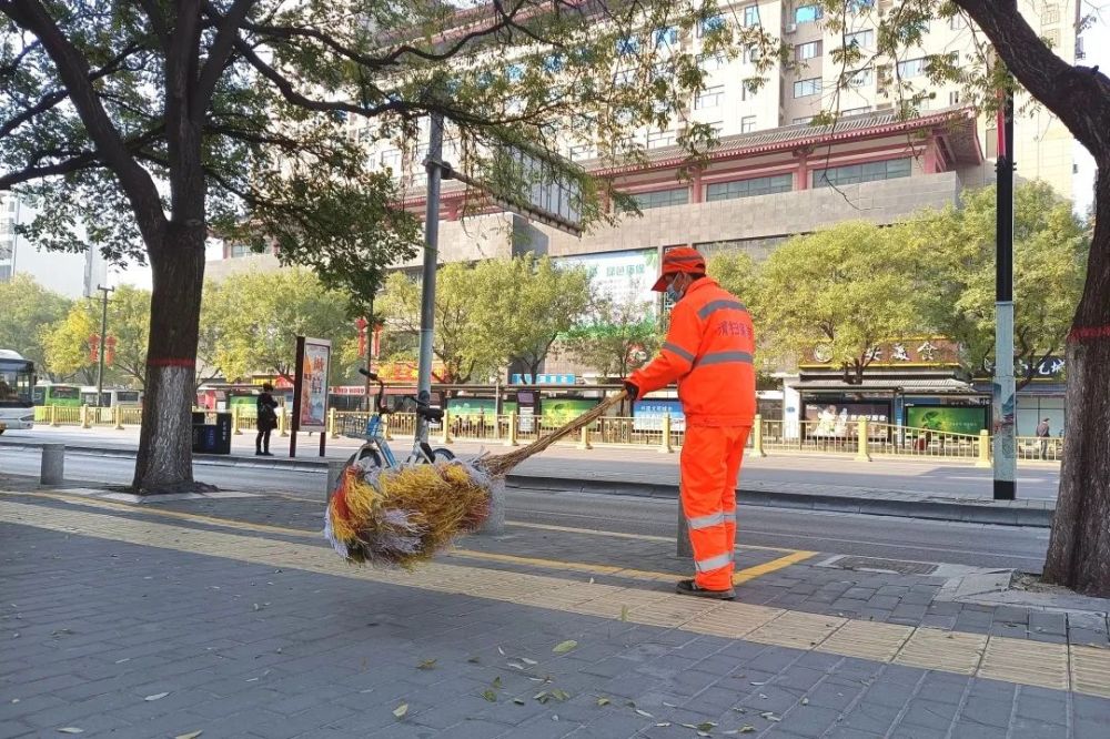 西安火車站地區管委會環衛工人辛勤掃落葉營造潔淨舒適出行環境