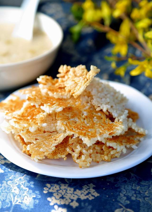 这就是饭焦,或者叫米饭锅巴