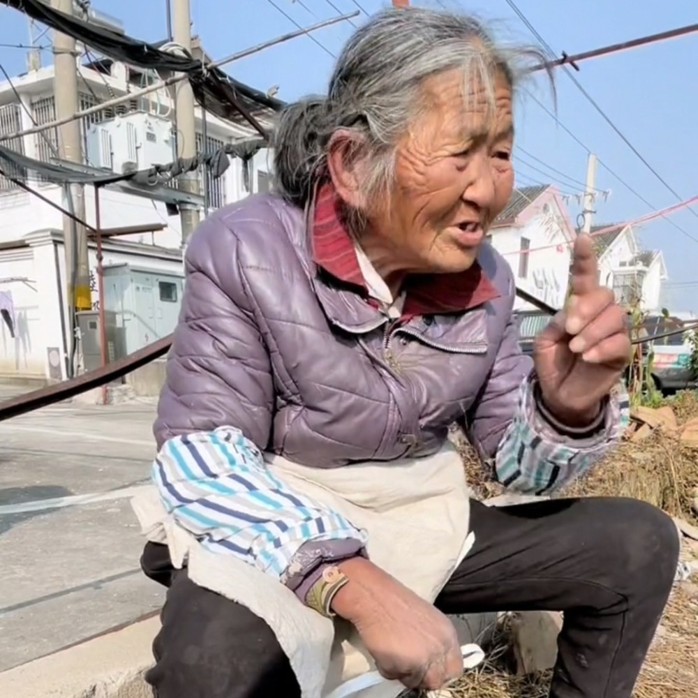 八十岁老奶奶流浪街头五年儿女都不管她靠捡垃圾为生