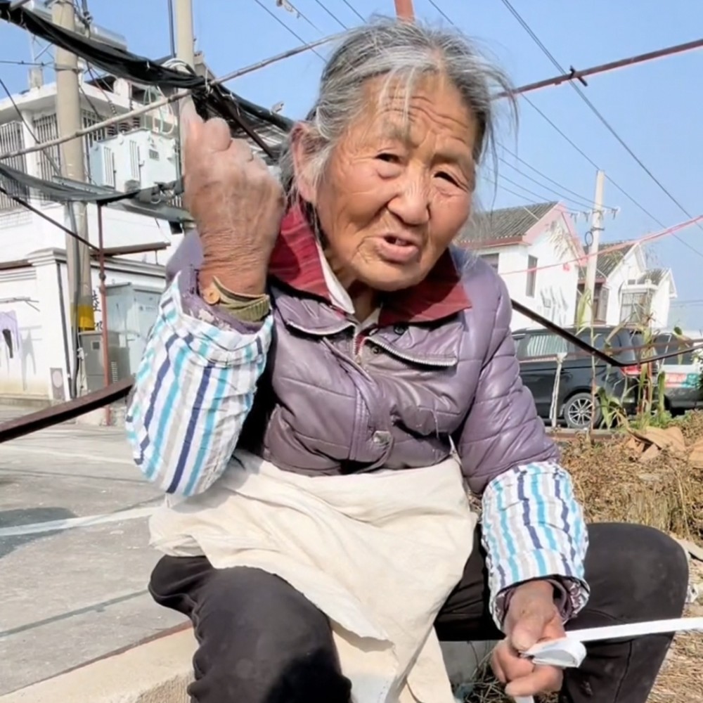 老奶奶如今过的这个样子心里会是什么样的感觉,总之我作为一个陌生人