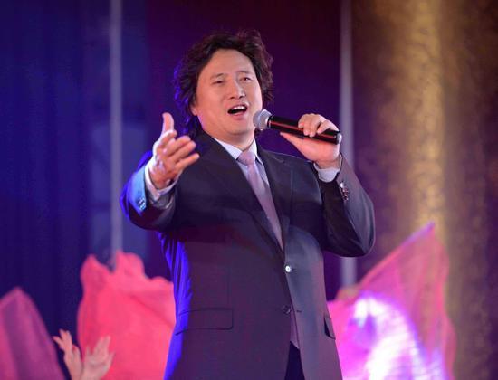 世界第四男高音戴玉强:30岁娶初恋,结婚28