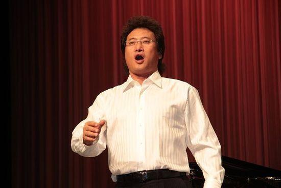 世界第四男高音戴玉强:30岁娶初恋,结婚28