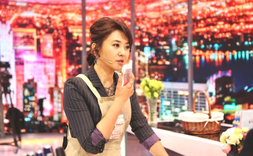 央视主持人方琼晒照!17岁儿子身高190,戴眼镜气质酷似高管爸爸