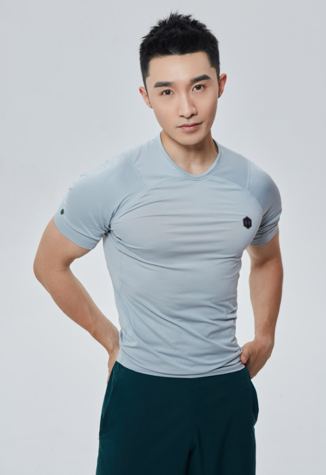 中戏毕业高颜值大鼻子撸铁打造出满身肌肉最满意的是胸肌