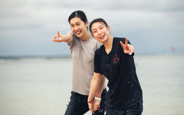 从照片可以看到,大堀彩脸上洋溢着灿烂的笑容,与队友东野有纱玩得非常