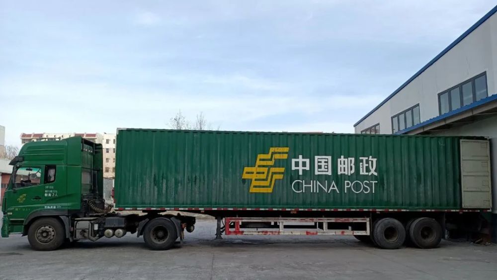 11月17日,塔河路中国邮政速递物流邮件处理中心邮政快递货车.