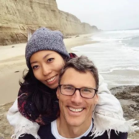 的罗品信,当年50岁的老罗早已结婚30年,有4个孩子,然而曲婉婷知三当三